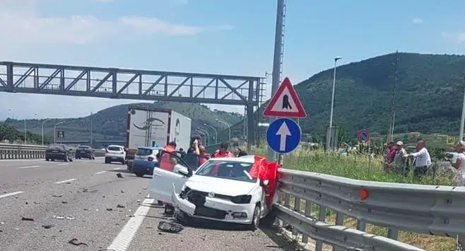 Violentissimo Impatto in autostrada, auto si schianta contro guardrail, muore donna pugliese, un uomo in fin di vita