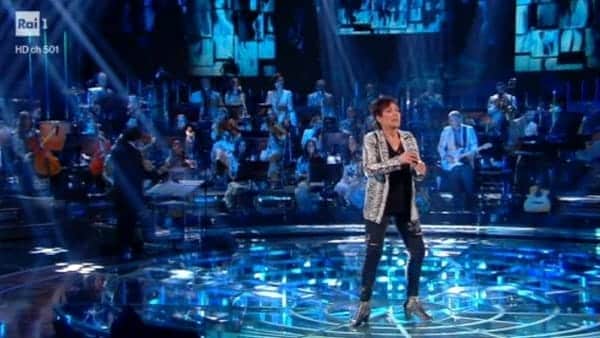 ‘Ora o mai più’, famosa cantante lascia lo show di Rai1: “Mia madre ha pochi giorni di vita”