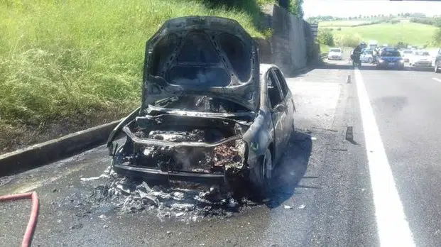 Capotta, la Fiat 500 va a fuoco, automobilista eroe si ferma e la salva
