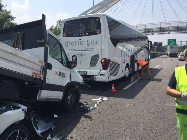 Tamponamento a catena sull’A14 tra quattro Tir, muore camionista barese