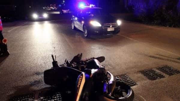 Bari, pauroso incidente nella notte in pieno centro, violento impatto tra auto e moto in via Celentano, grave il centauro