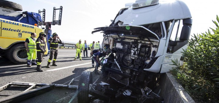 Tragico incidente, tamponamento tra un tir ed un’auto. Due operai baresi perdono la vita