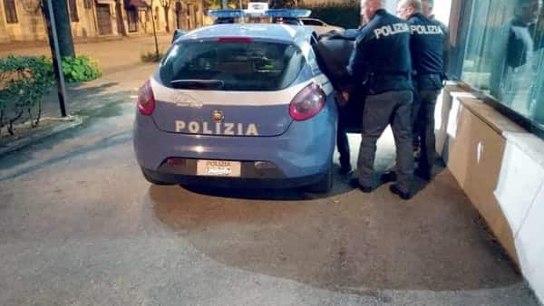 Rapina con l’accetta alle poste: ferito il direttore, ladro in fuga