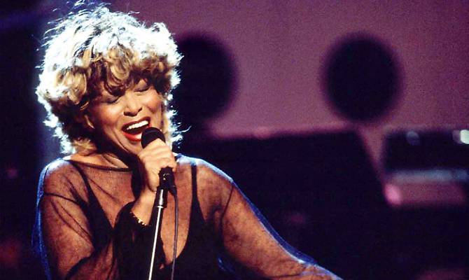 Terribile lutto per Tina Turner, il figlio si è suicidato sparandosi un colpo in testa