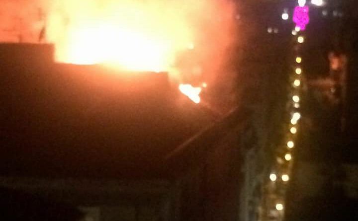 Bari, vasto incendio nella notte in un attico al quartiere Libertà