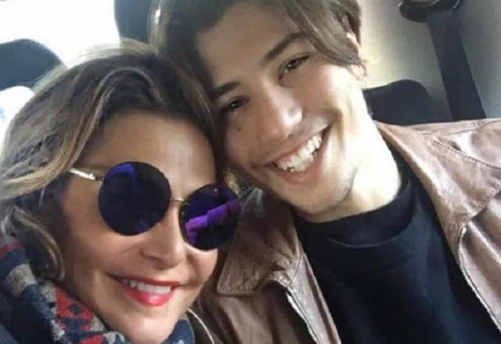 Simona Ventura racconta “Mio figlio accoltellato fuori una discoteca per difendere un amico”, il 19enne è in prognosi riservata