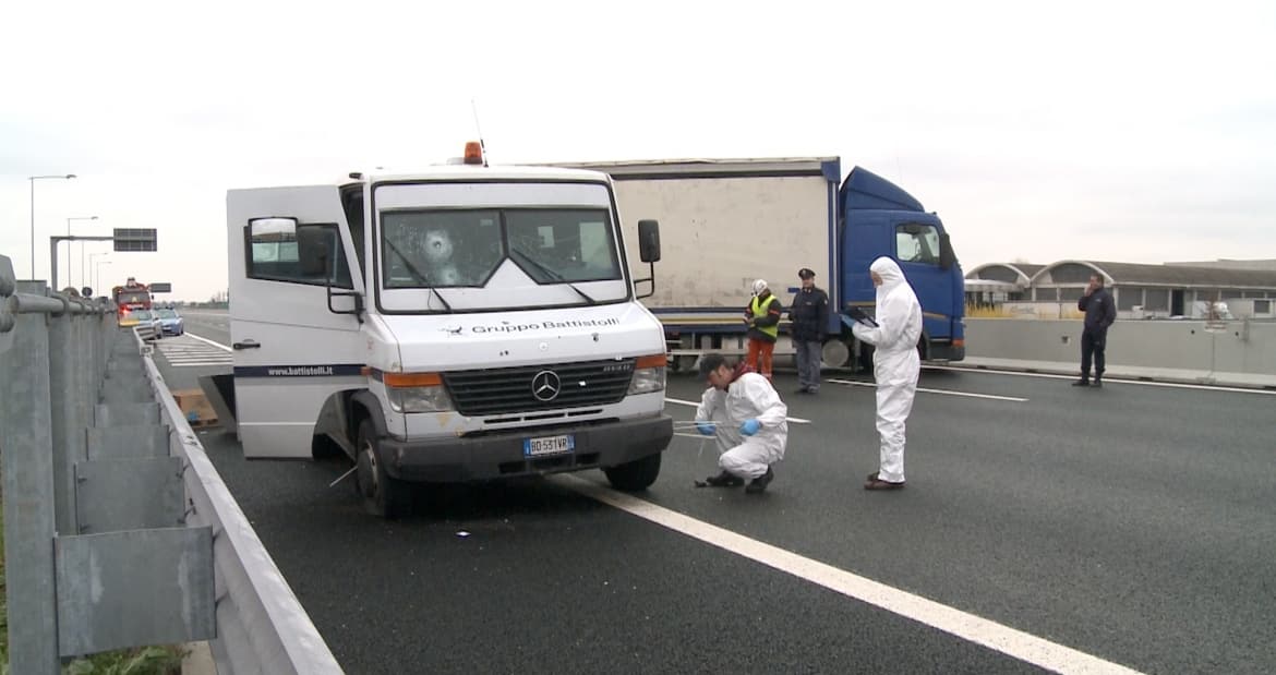 Puglia far west in statale, assalto a portavalori con mezzi incendiati, spargimento di chiodi lungo la strada e speronamento