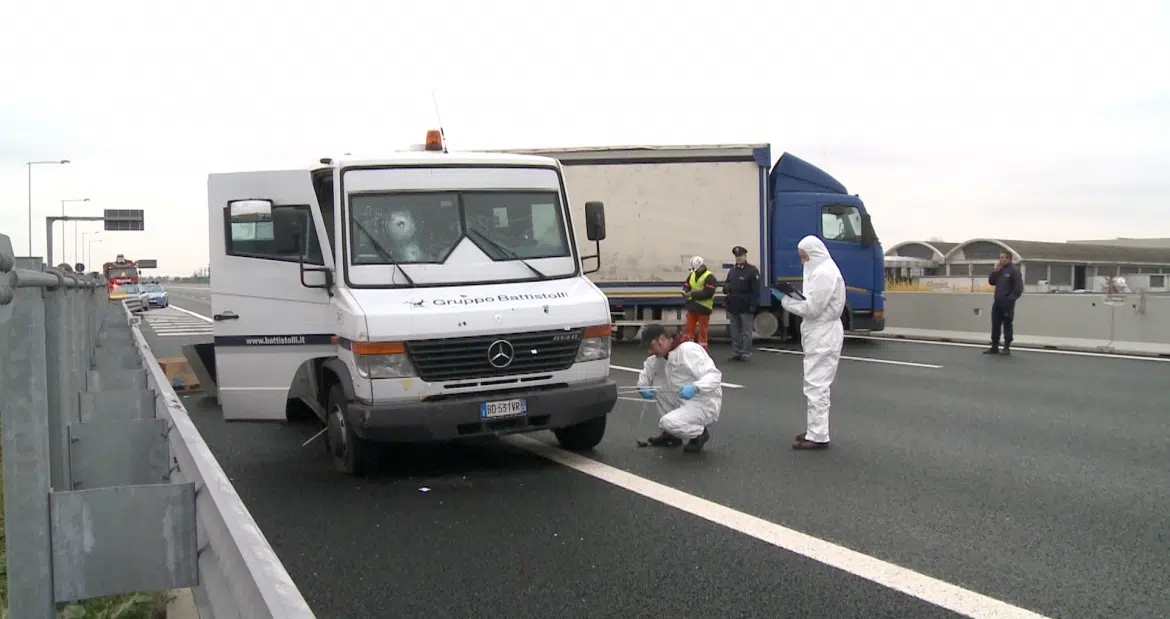 Puglia far west in statale, assalto a portavalori con mezzi incendiati, spargimento di chiodi lungo la strada e speronamento