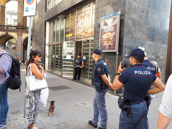 Terrore in posta, quattro ladri sbucano dal pavimento pistole alla mano, panico tra i tanti clienti, alcuni colti da malore