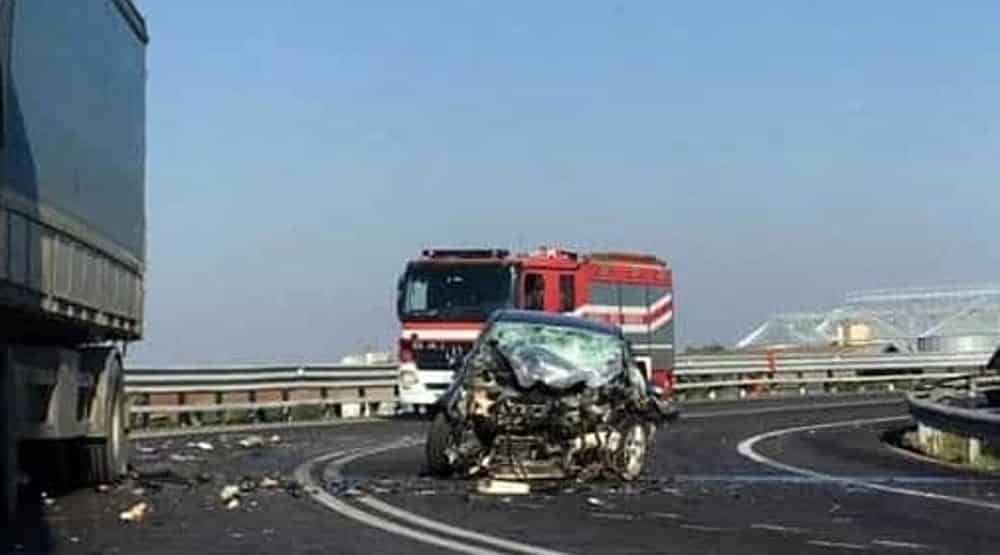 Puglia, terribile incidente stradale, muoiono padre e figlia di 4 anni, gravissima la madre sbalzata fuori dall’abitacolo