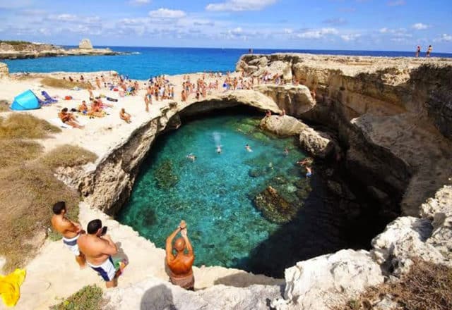 Puglia tragedia in mare, bambina si tuffa e rimane incastrata tra le rocce