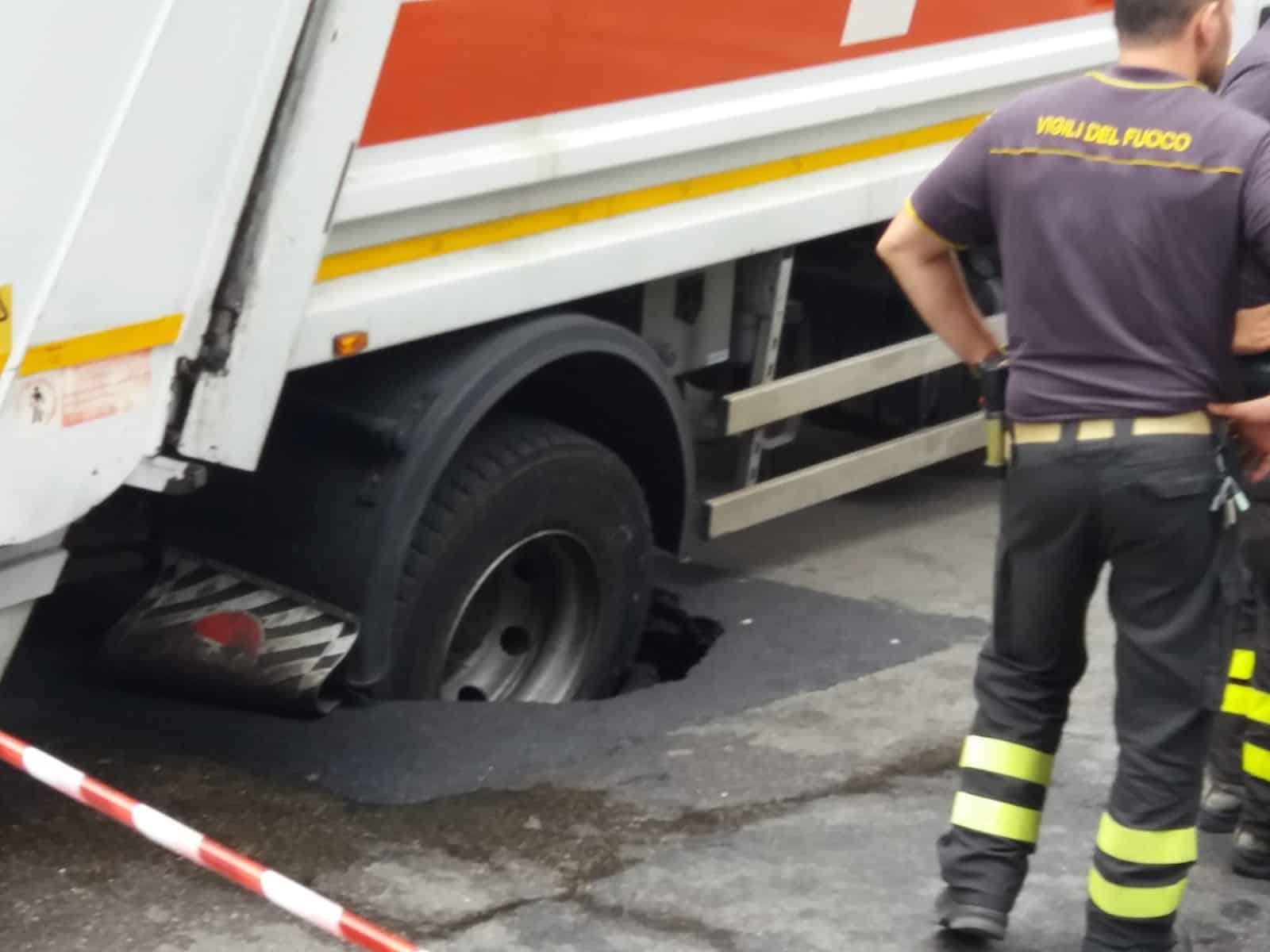 Bari, voragine in pieno centro, in via Melo cede asfalto, camion dell’Amiu incastrato