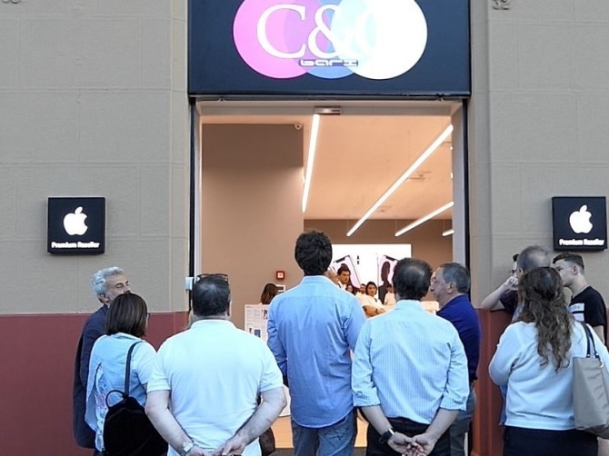 Bari, per evitare una multa non vede vetrata uscita dell’Apple Store di corso Vittorio Emanuele e la frantuma in mille pezzi, ferito gravemente