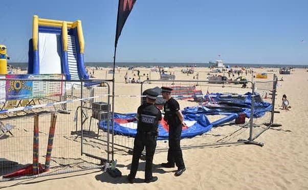 Il castello gonfiabile sulla spiaggia esplode: bimba viene scaraventata in aria e muore