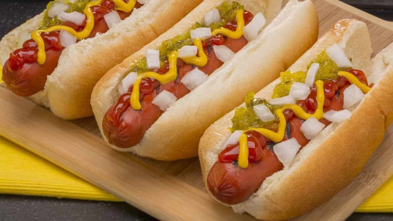 Puglia, famiglia dopo giornata di mare compra da rosticceria hot dog, bambino tornato a casa addenta il panino e trova vermi