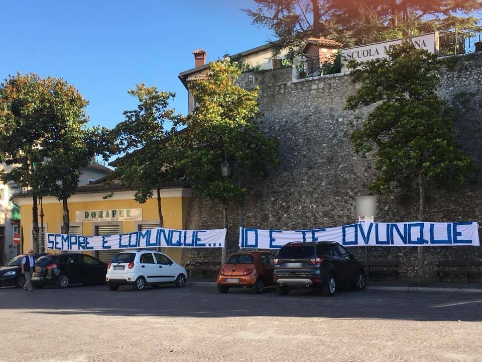 «Sempre e comunque… io e te ovunque»: striscione gigante per riconquistarla, ma la ragazza arriva e lo elimina