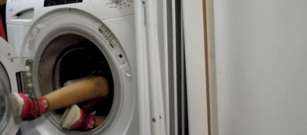 Bambina si infila in lavatrice e parte il programma automatico, salva per miracolo