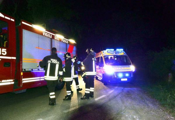 Puglia, tremendo incidente nella notte, auto si ribalta, muore 21 enne, feriti gravi altri due ragazzi