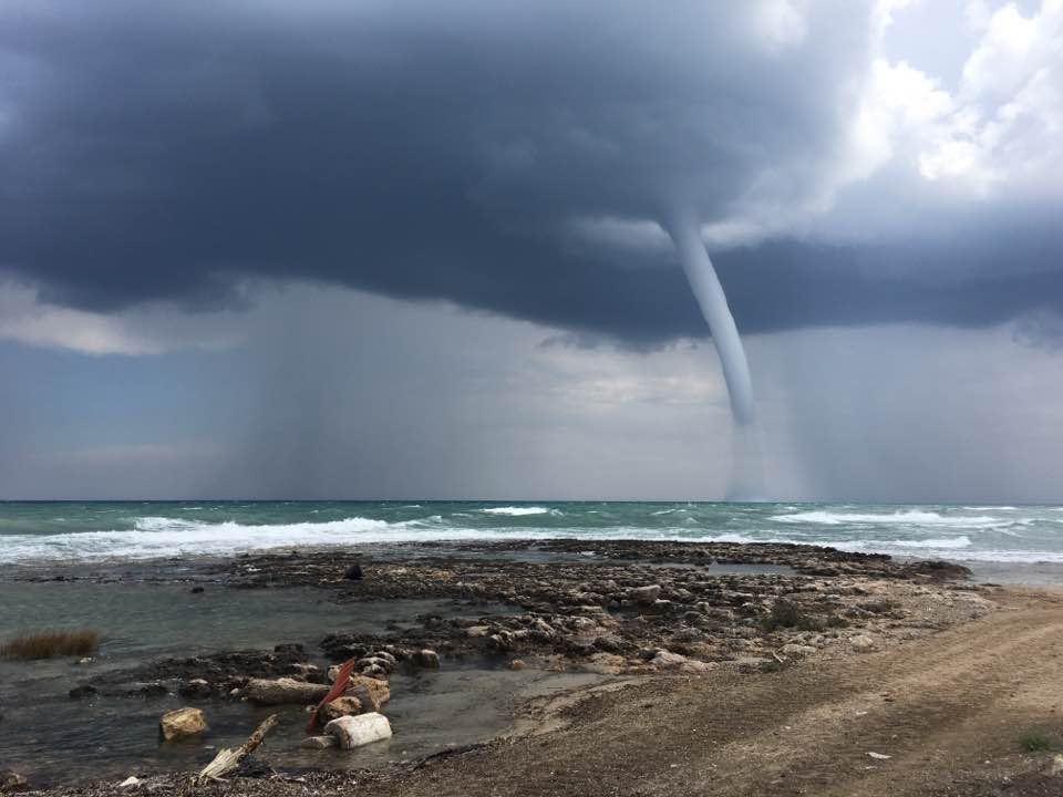 Attimi di panico a Rosa Marina per l’arrivo di una tromba d’aria, la capitaneria di porto ordina l’evacuazione delle spiagge