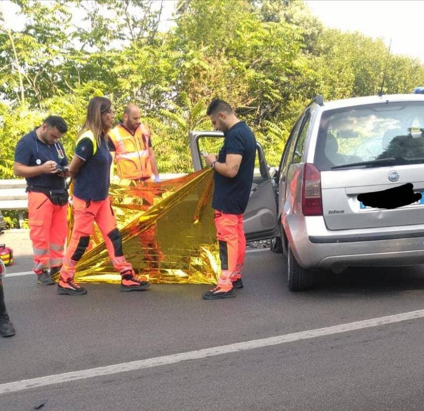 Puglia tragico incidente, scontro frontale tra due auto, perde la vita donna di 57 anni, feriti gravemente madre, padre e figlio