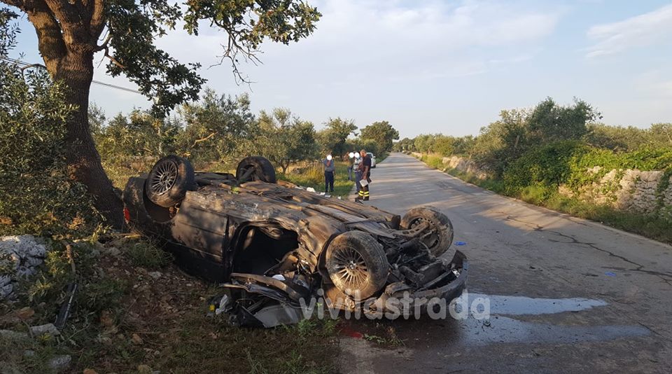 Nel barese, auto finisce fuori strada e si ribalta, ragazza estratta dalle lamiere dai vigili del fuoco, è grave