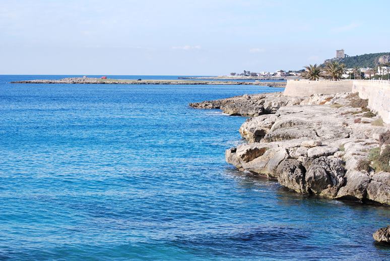 Puglia tragedia, passeggia sul bagnasciuga, si accascia e muore