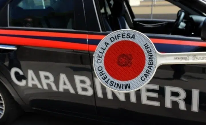 Puglia, panico tra i clienti in un supermercato Dok, banditi armati fanno irruzione e poi fuggono con il bottino