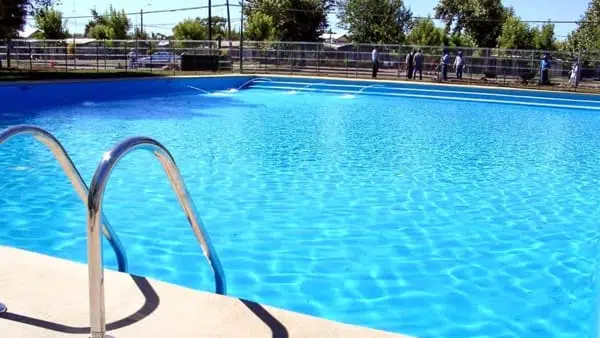Un ragazzo di 15 anni è morto mentre nuotava nella piscina di un agriturismo a San Sebastiano al Vesuvio, in provincia di Napoli.