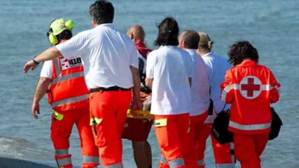 Tragedia in mare, 26enne si tuffa dagli scogli con il fratello ma per il forte vento non riesce a tornare a riva e muore annegato