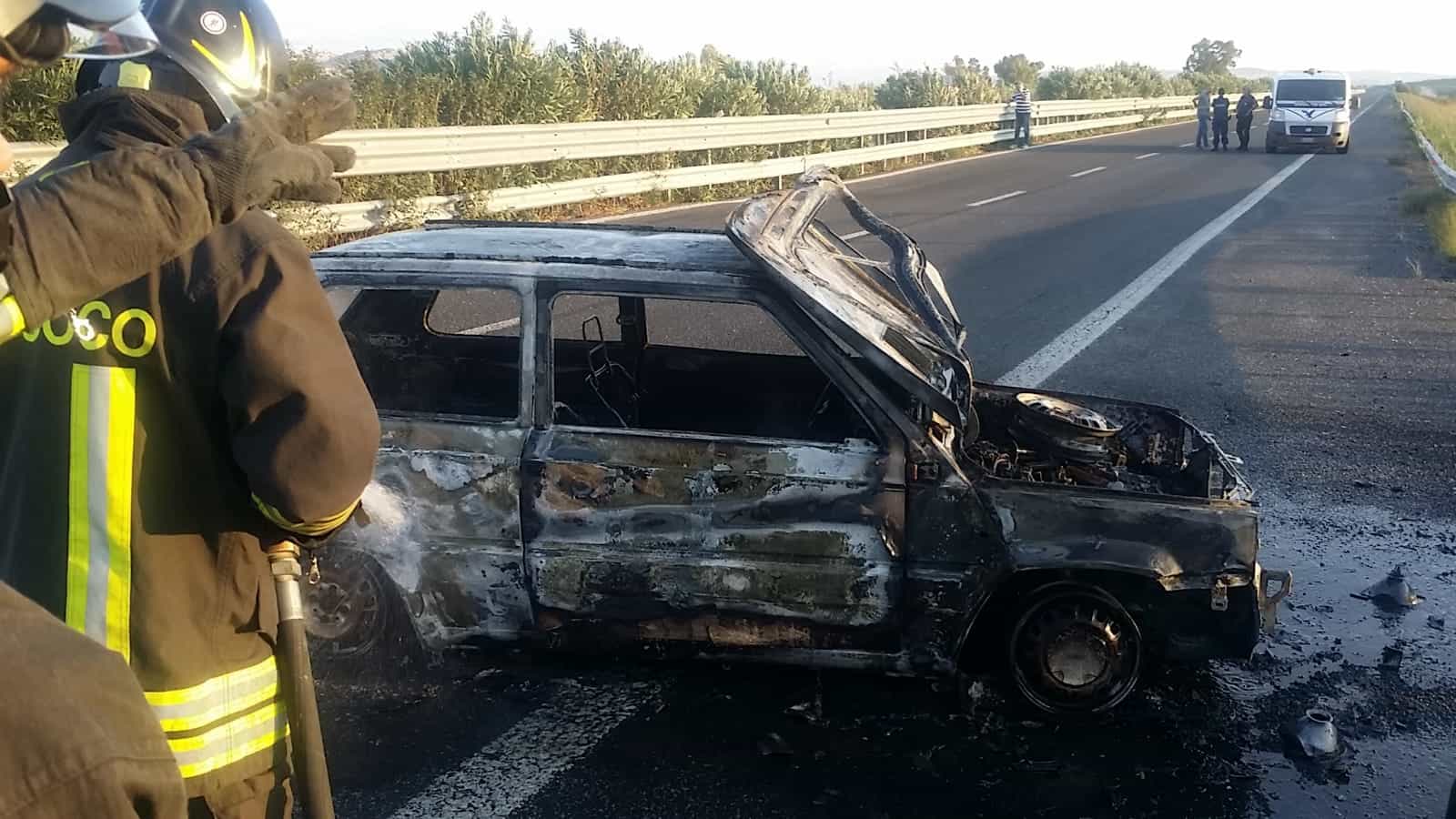 Puglia, commando assalta furgone portavalori, scene da film, pioggia di proiettili, auto in fiamme