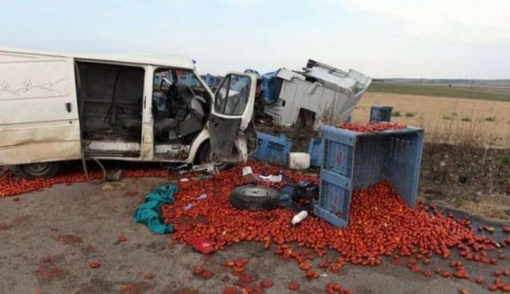 Puglia tragedia, violentissimo incidente sulla Statale 16, impattano un camion e furgone, dodici morti