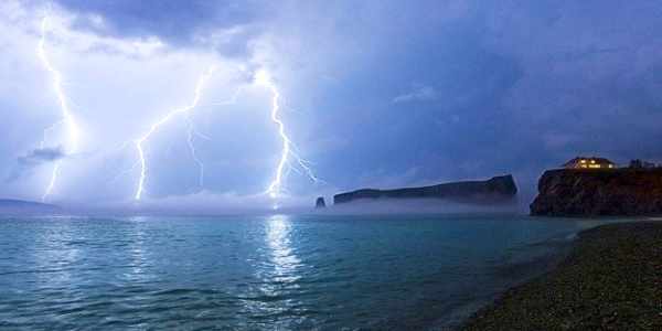 Puglia, fulmine sulla spiaggia, feriti quattro ragazzini mentre giocavano a calcio, 13enne gravissimo