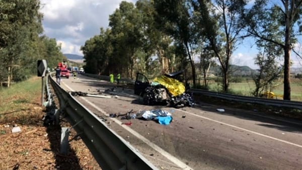 Tragico incidente stradale, morti papà e due figli: tornavano da un matrimonio