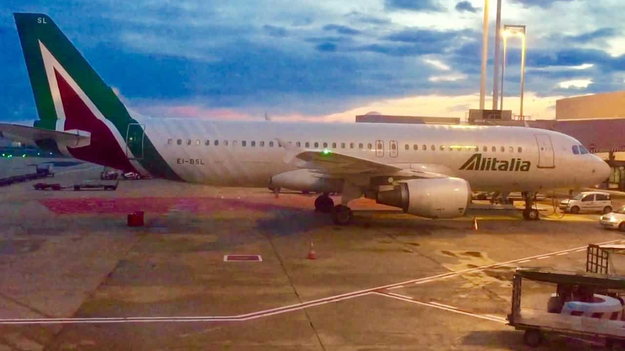 Volo Alitalia Beirut-Roma, atterraggio d’emergenza all’aeroporto di Bari per salvare un bimbo, morto durante trasporto al Policlinico