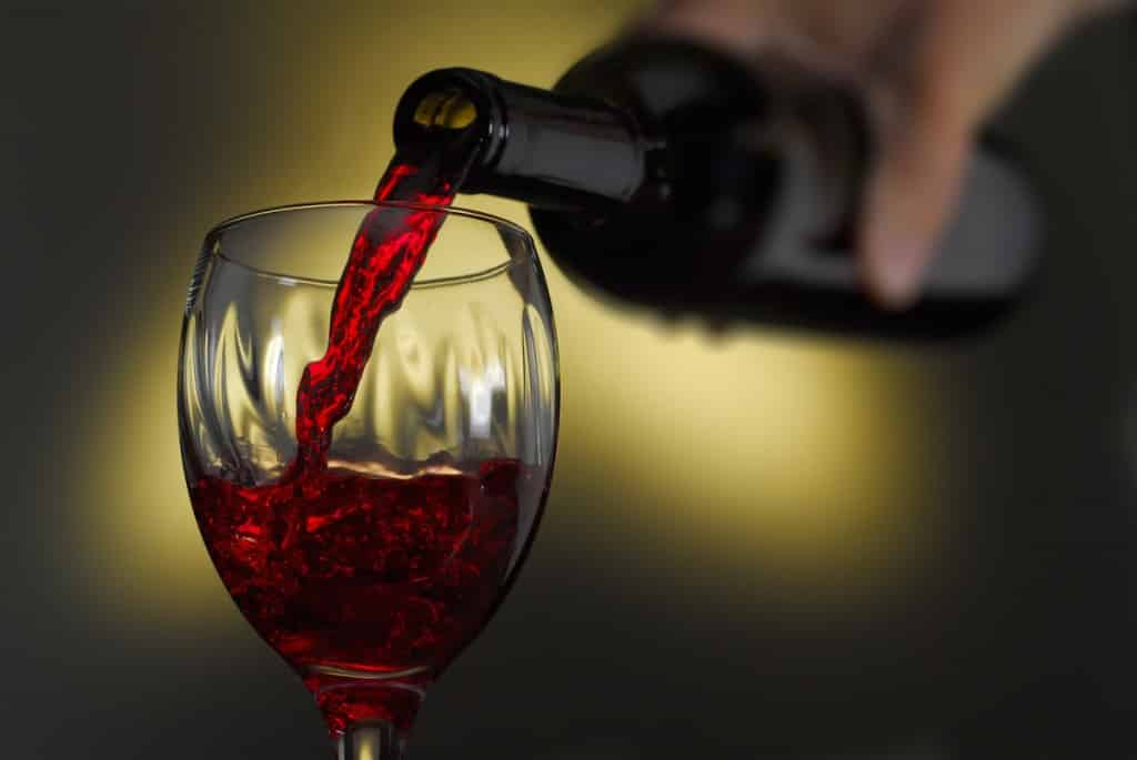 Conto salato, ordinano quattro bicchieri di vino: quando arriva lo scontrino scoppia il parapiglia