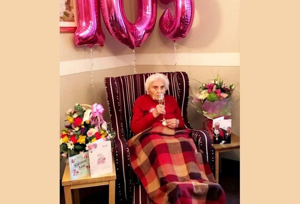 Brenda compie 105 anni e svela il segreto della sua longevità: “Stare alla larga dagli uomini”