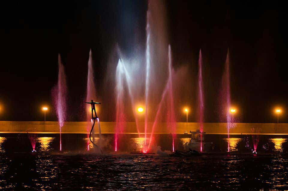 Waterfly Show, spettacolo puro sul lungomare di Bari per anticipo apertura Fiera, spericolate acrobazie acquatiche e ologrammi tridimensionali