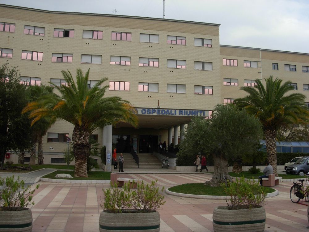 Puglia, tragedia sfiorata, paziente prova a lanciarsi dalla finestra del quarto piano, infermiere lo salva in extremis