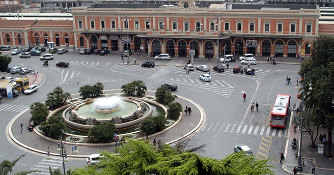 Bari, attimi di panico in Piazza Aldo Moro, giovane donna “indemoniata”, senza biglietto morde i controllori, dopo oltre mezz’ora viene “imbavagliata”