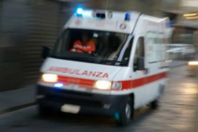 Grave incidente sulla strada tra Corsano e Gagliano: coinvolte tre vetture, due persone ferite e traffico paralizzato.
