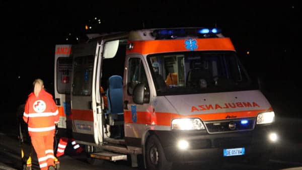 Bari, rider al primo giorno di lavoro con il suo motorino si scontra contro un’auto, trasportato in ospedale  