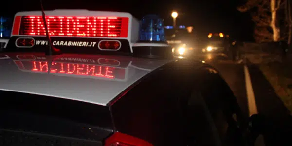 Bari, gravissimo incidente in via Caldarola, auto si schianta contro albero, muore conducente, gravissima la moglie