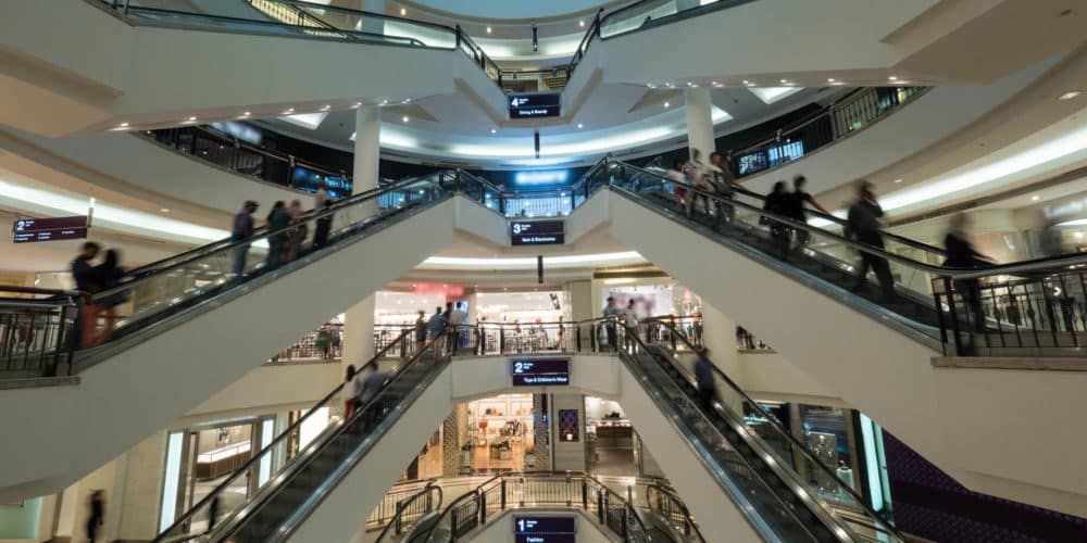 Tragedia al centro commerciale, perde l’equilibrio sulle scale mobili, cade e muore, la moglie sotto choc, clienti atterriti