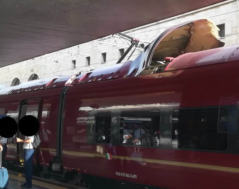 Attimi di terrore su linea ferroviara, treno Italo in corsa scoperchiato come una scatola di sardine