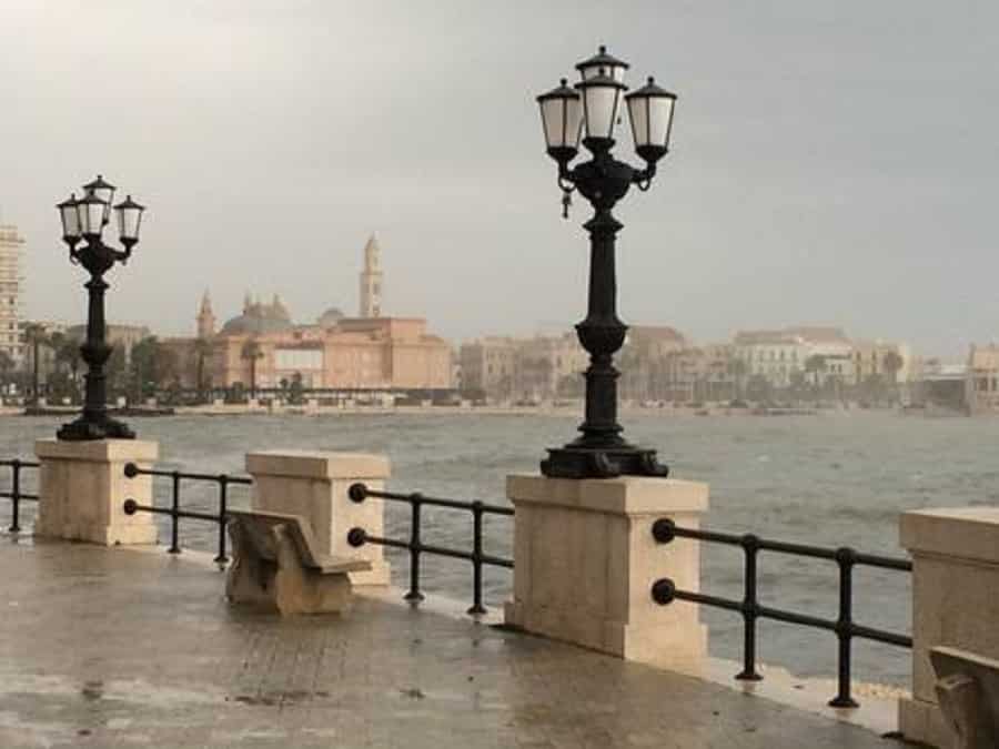 Bomba d’acqua su Bari, strade allagate e traffico in tilt