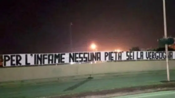 Brindisi striscione contro carabiniere che ha accusato due colleghi di aver picchiato a morte Stefano Cucchi, “Per l’infame nessuna pietà, sei la vergogna della città”