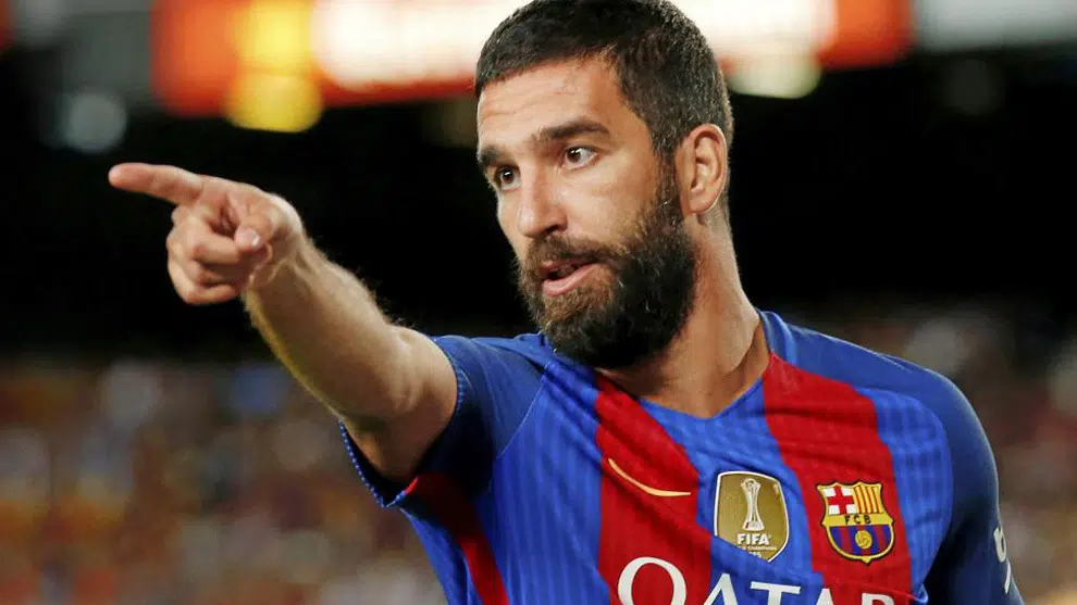 Calciatore molto popolare turco di proprietà del Barcellona, prima provoca una rissa, poi una sparatoria in ospedale