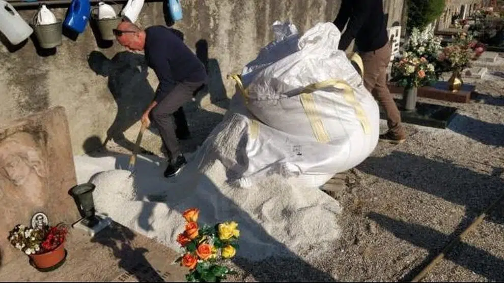 Non c’è posto per scavare la fossa per la bara suocera, genero si metta a scavare nel cimitero  