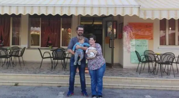 Bimba nasce tra i tavoli di una trattoria, la giovane madre non si era accorta di essere incinta