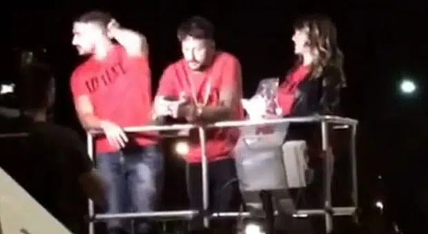 Traffico in tilt a Napoli, Fabrizio Corona sale su una gru e regala magliette griffate ai passanti